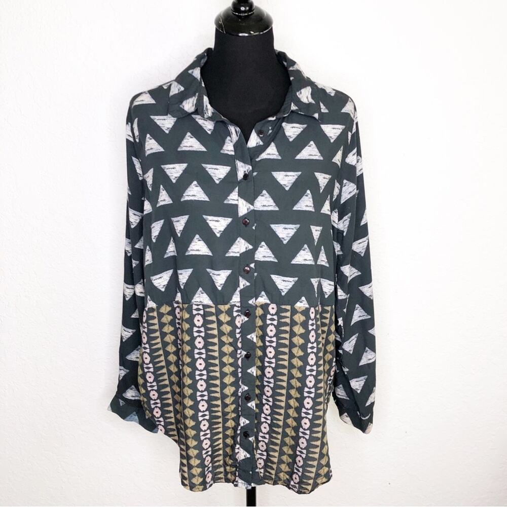 Tolani Collection black gray gold geometric print button down tunic top Medium